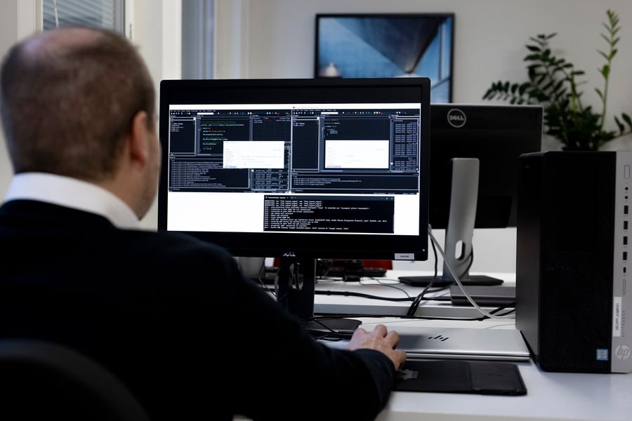 multi core architecture agnostic debug